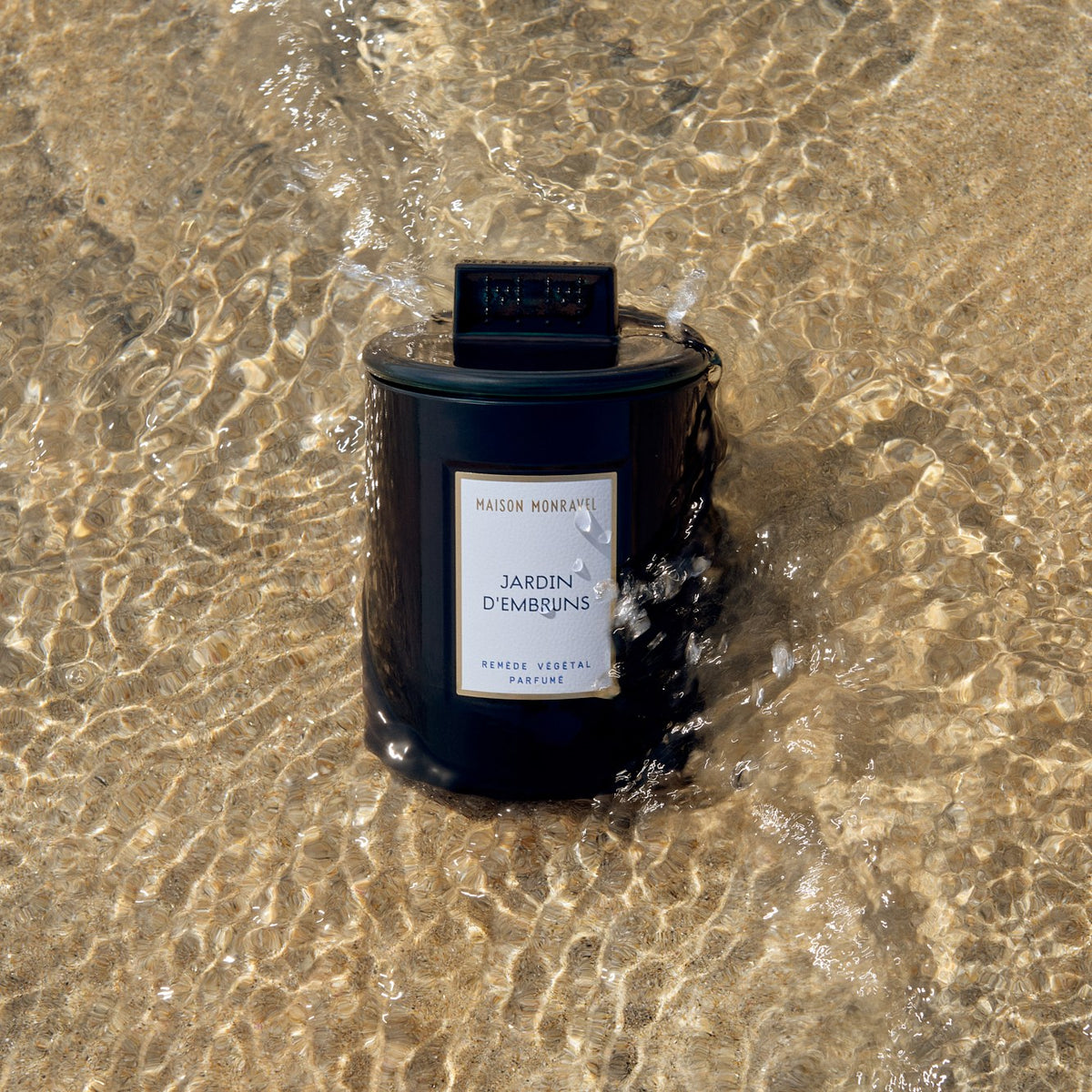 Bougie Jardin d’Embruns avec son capuchon, au bord de la mer