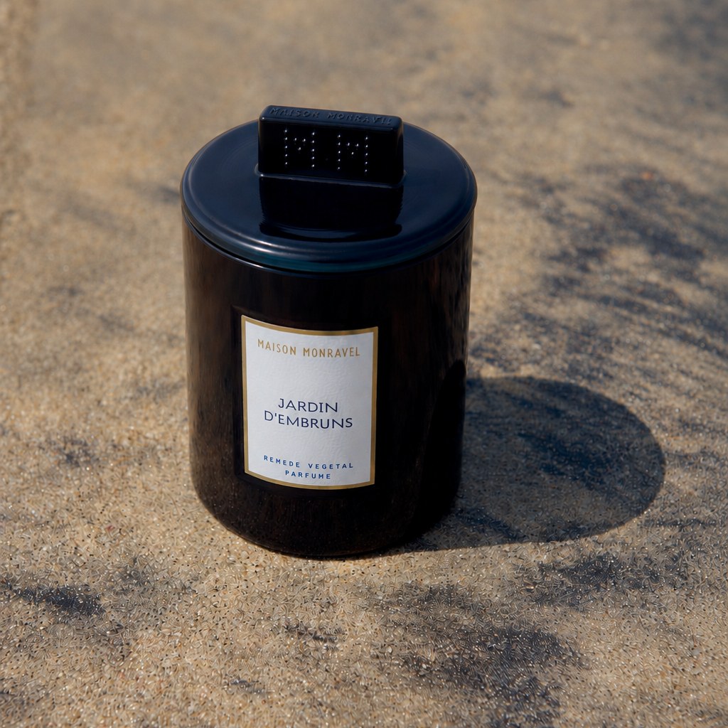 Bougie Jardin d’Embruns avec son capuchon en verre monogrammé, sur le sable