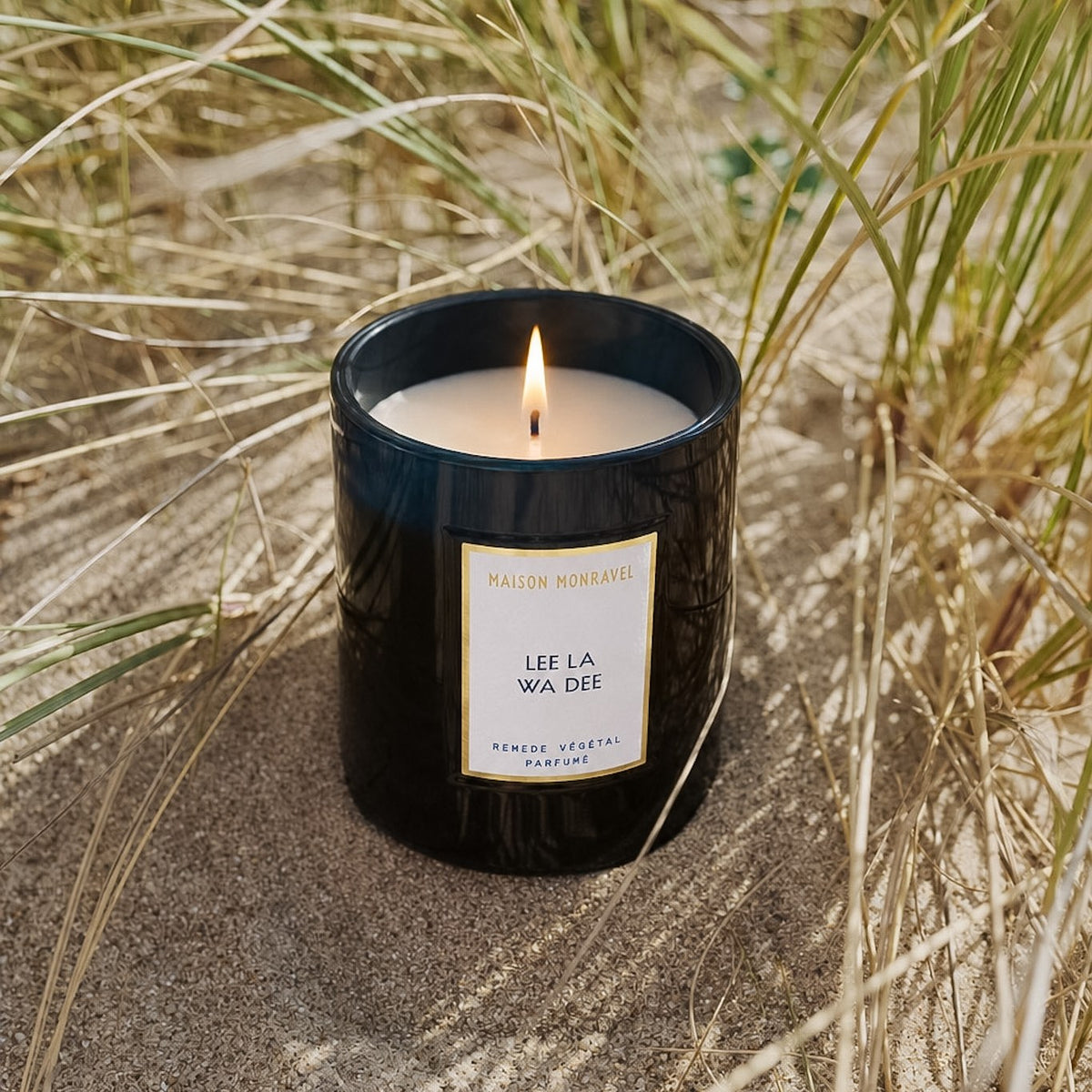 Bougie Lee La Wa Dee allumée sur le sable des dunes