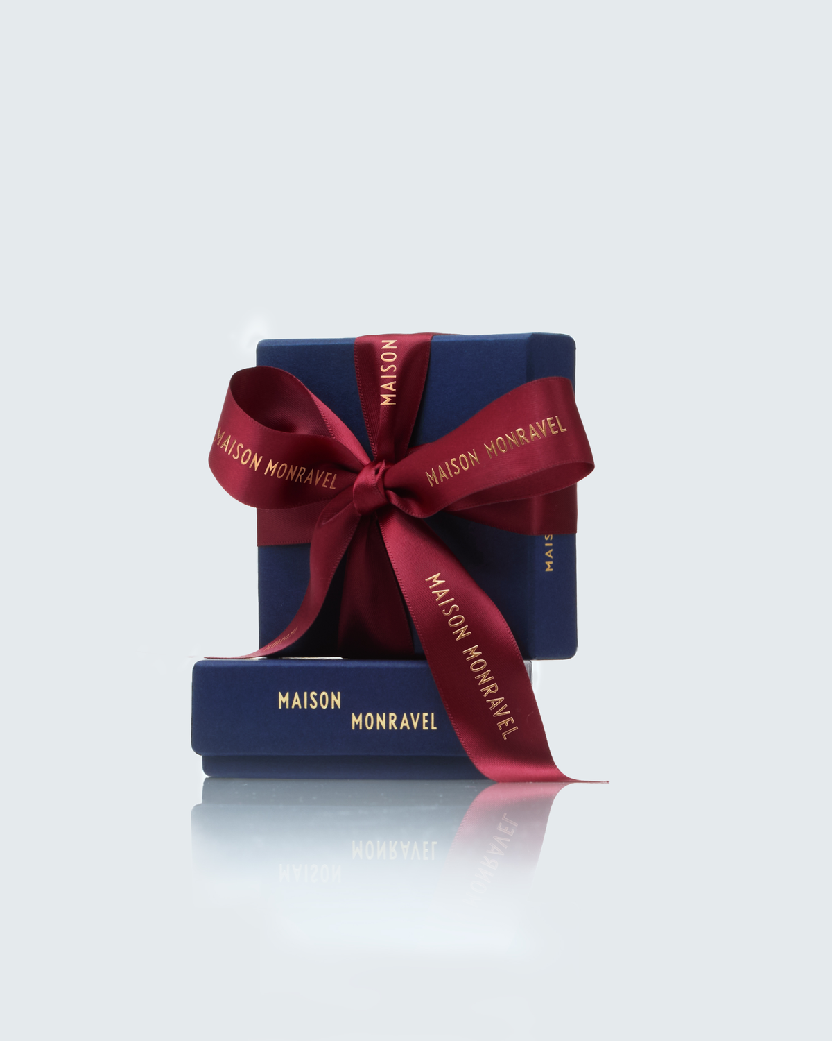 Deux écrins cadeaux bleu indigo Maison Monravel noués du ruban rouge Garance
