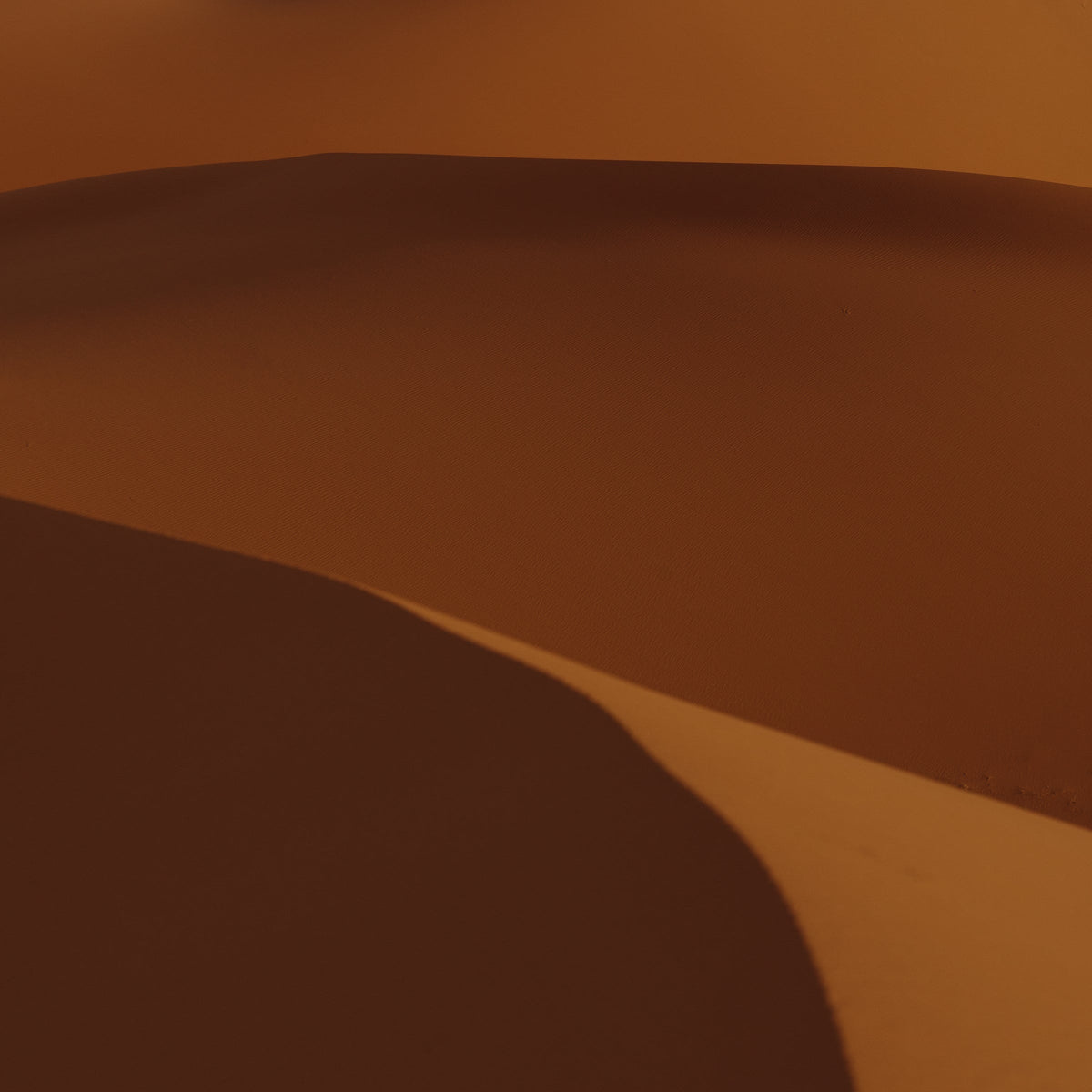 Dunes de sable ambré, univers du parfum Sancta Myrrha de Maison Monravel