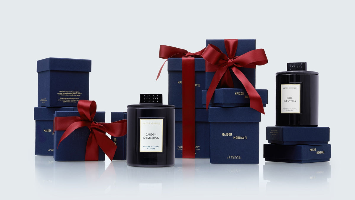 Bougies Maison Monravel et écrins cadeaux bleu indigo au ruban rouge Garance